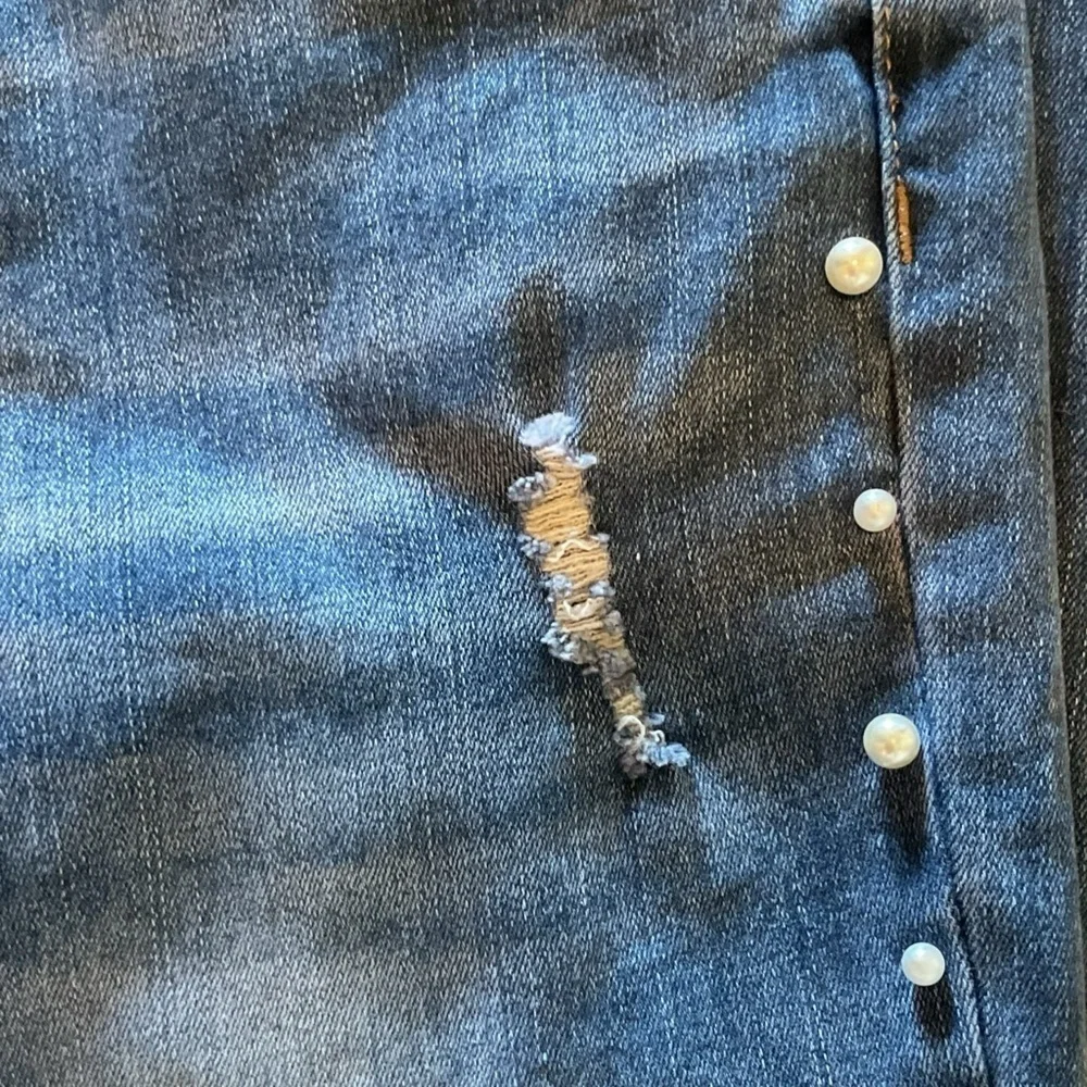 Dulce Be Lightly Distressed Denim Ankle Jeans Embellished with Pearls Size Jr 7
